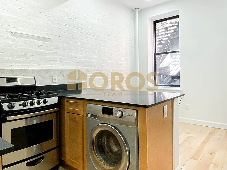 215 E 10th St #8 — Photo 1