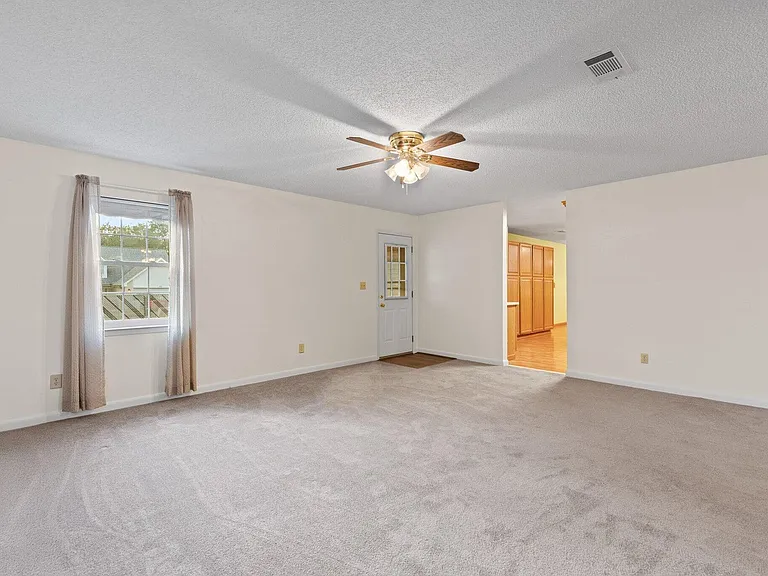 122 Beach Dr — Photo 7