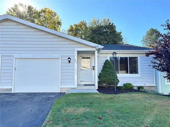 207 Greenway Blvd, Churchville, NY 14428