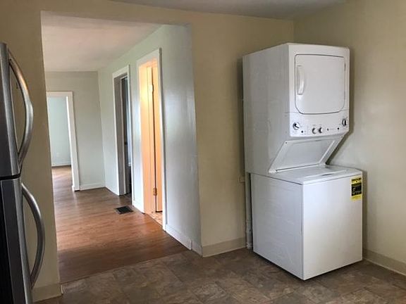 Kitchen laundry included. 