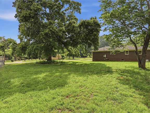 4th image of 700 Woodmont Cir