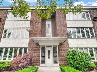 701 Busse Hwy APT 1C, Park Ridge, IL 60068