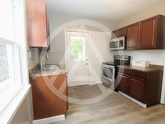 3rd image of 4614 Pearse Ave