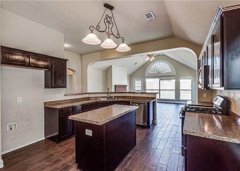 1st image of 6809 Lakehurst Ln
