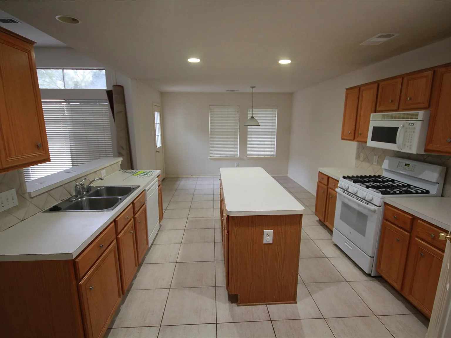3 bed, 2.0 bath, 2219 sqft, $2,100 — Photo 2