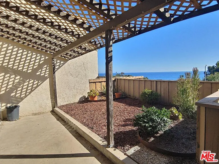 23918 De Ville Way #B — Photo 46