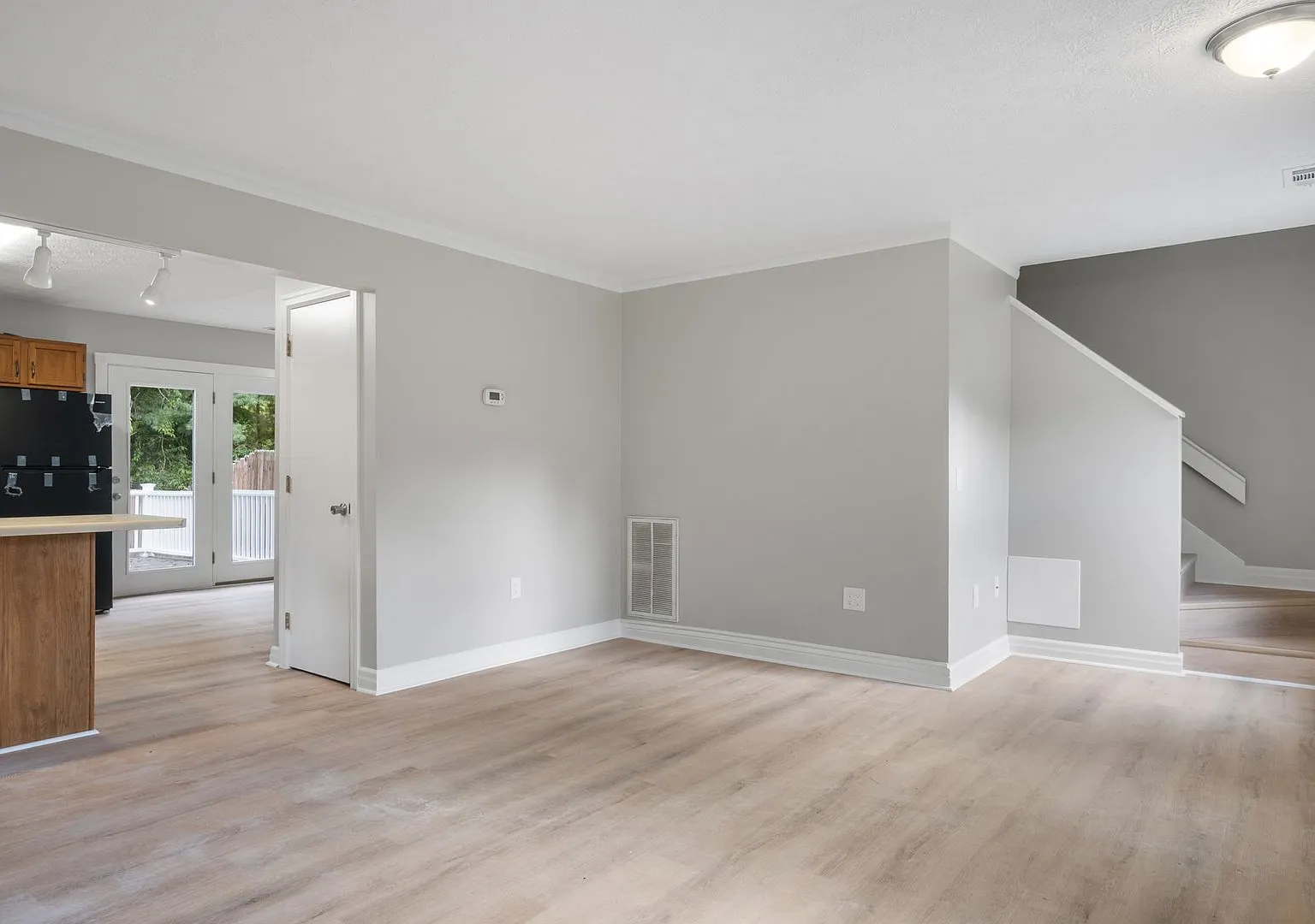3 bed/ 2 1/2 bath pet friendly fenced yard — Photo 4