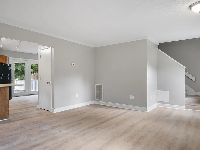 385 Warren St — Photo 4