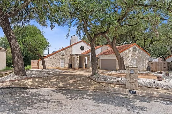 3915 Hunters Crest St — Photo 1