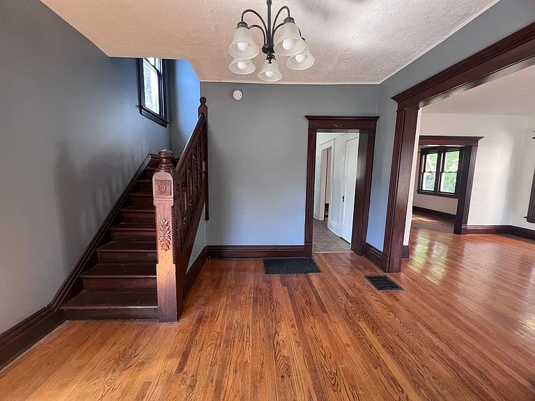 425 Fuller Ave SE — Photo 3