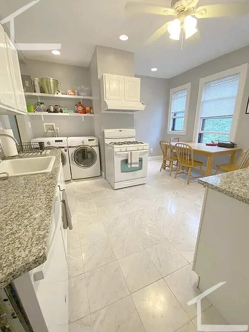 Goregous 3 bed in Allston — Photo 4