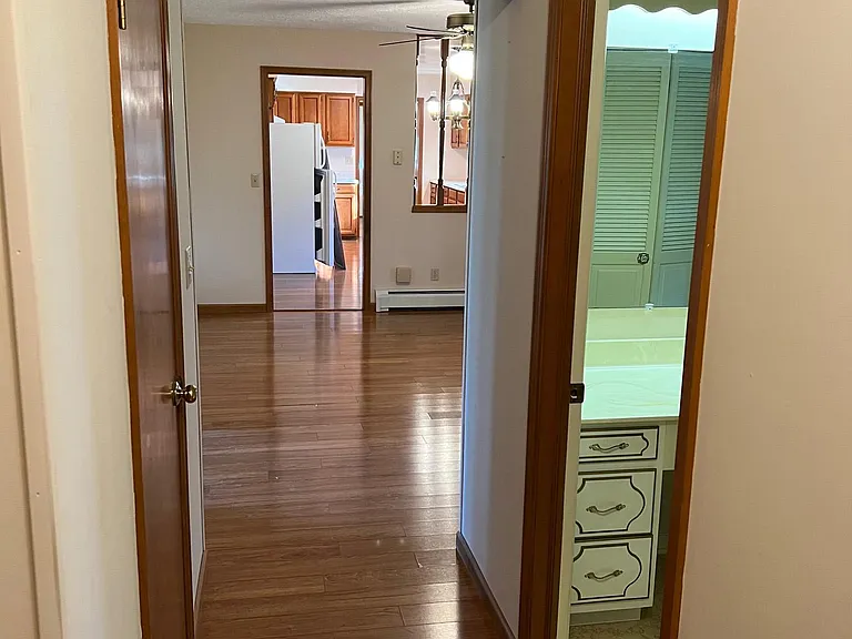 View down hall to Bedrooms looking toward Family Room & Kitchen
Pergo flooring
Cedar closet to left
Hall Bath to right