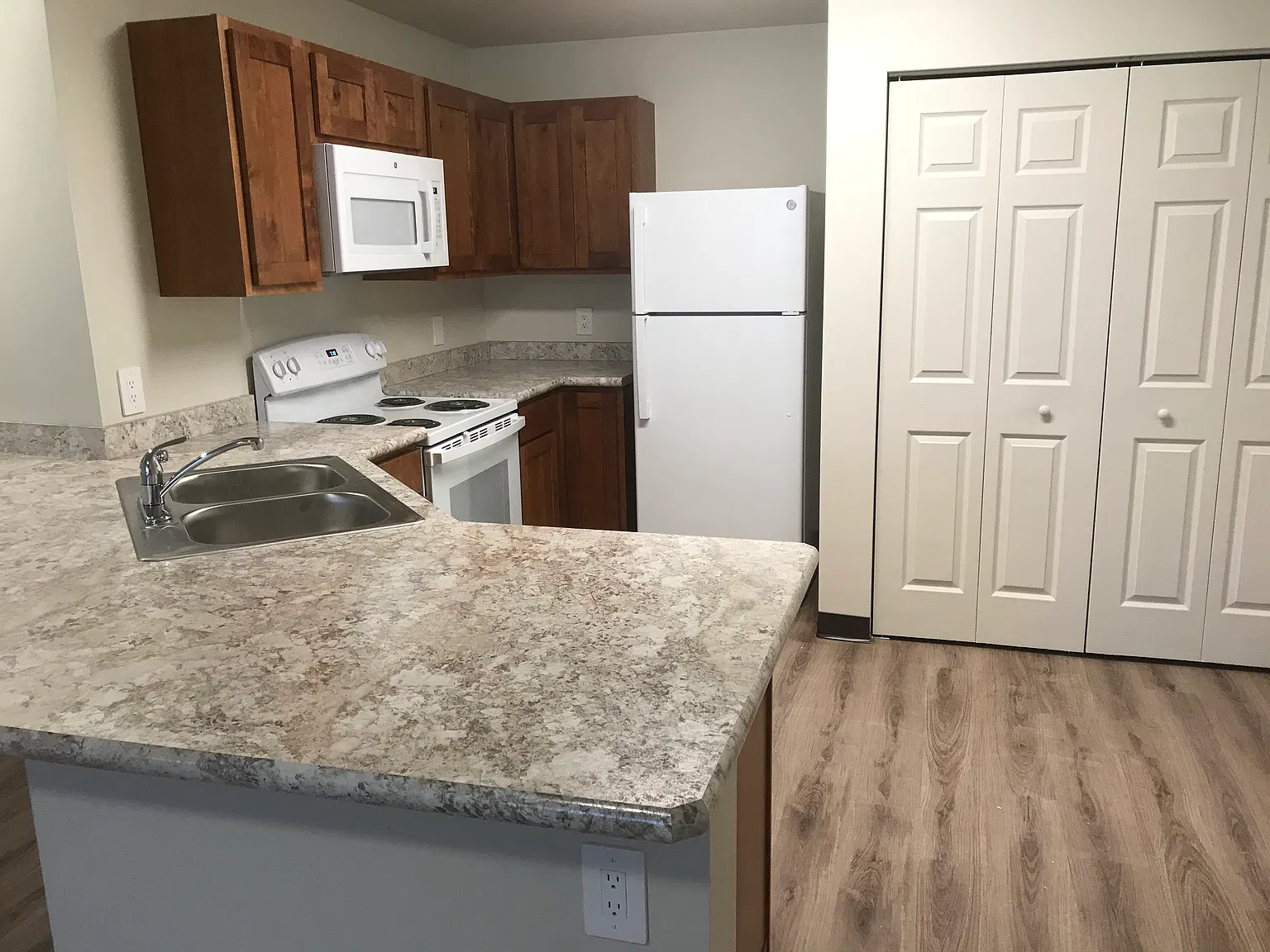 2 bed, 1050 sqft, $1,475 — Photo 3