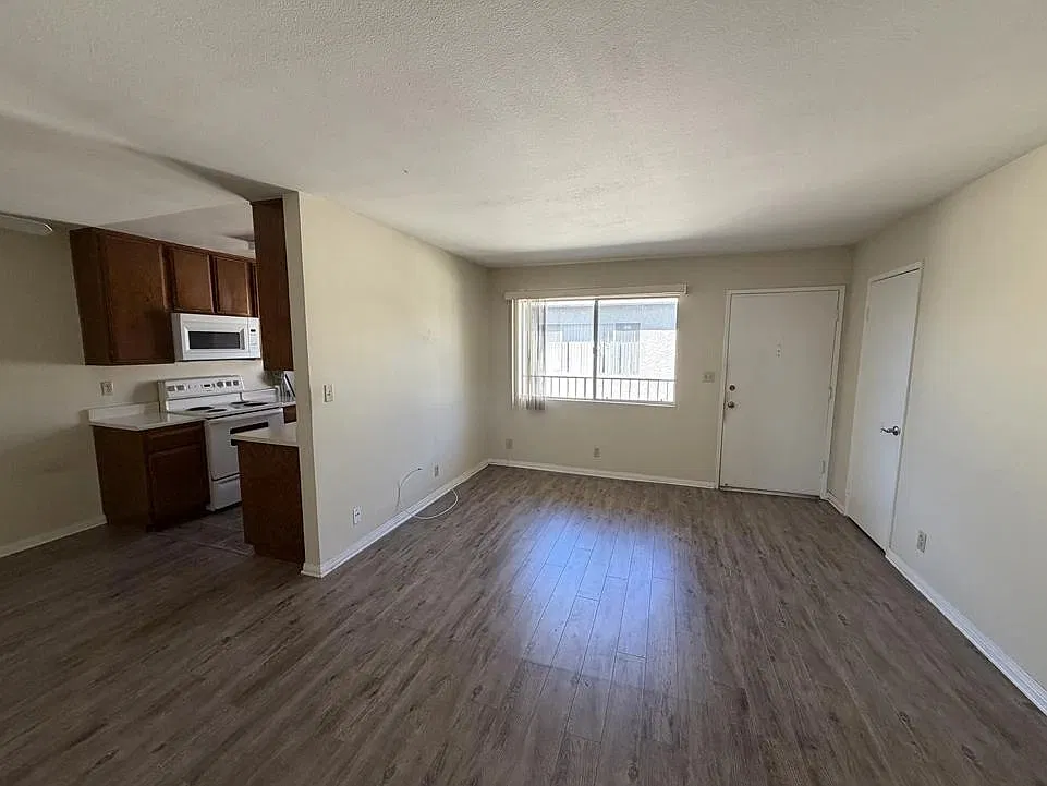 2700 Victory Blvd — Photo 2