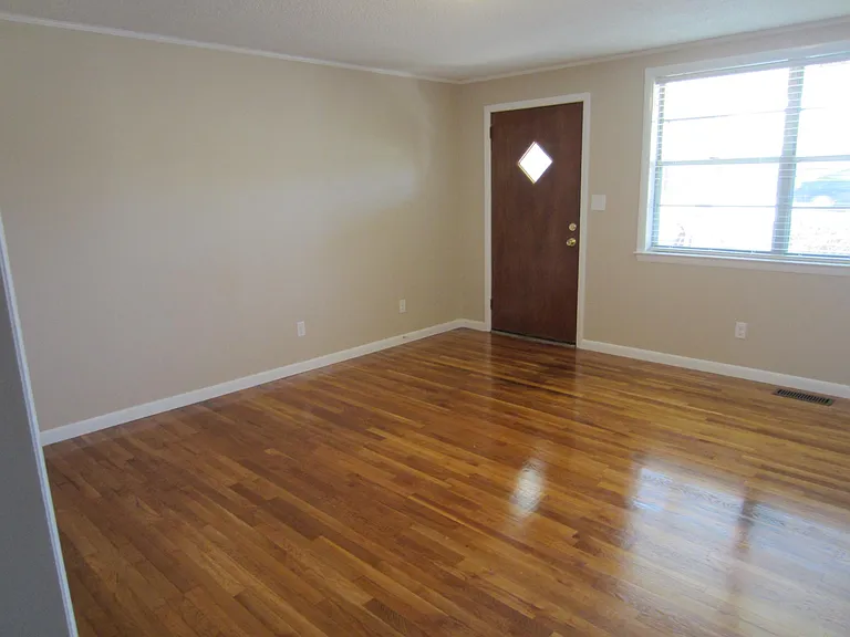 4210 N Center St — Photo 4