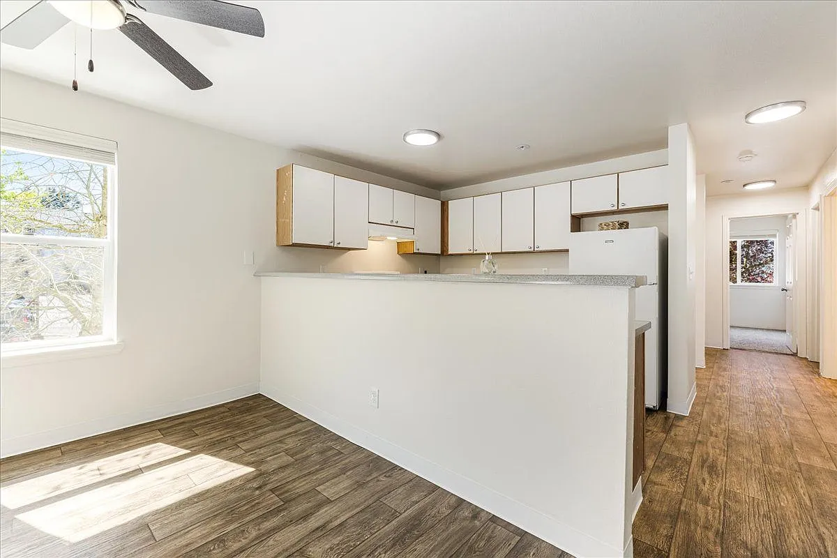 Foster Plaza Apartments — Photo 3