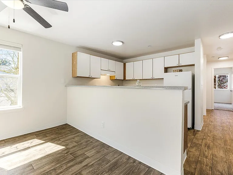 Foster Plaza Apartments — Photo 3