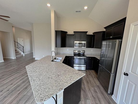 5th image of 90 Donna Lyn Dr