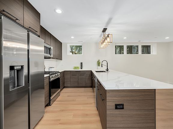 3rd image of 1111 Erie St #4