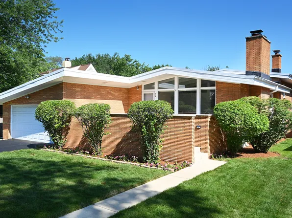 56 Golf Ave, Clarendon Hills, IL 60514