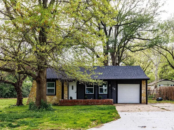 2219 SW Morningside Rd, Topeka, KS 66614