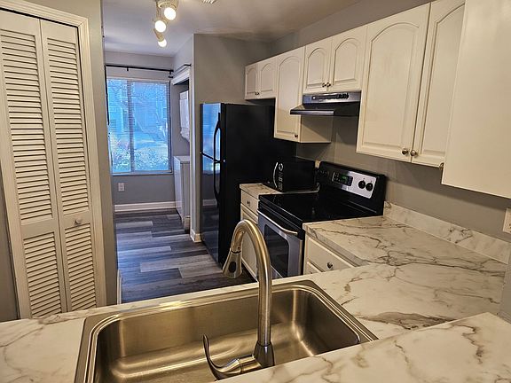 4th image of 9510 Darien Ave
