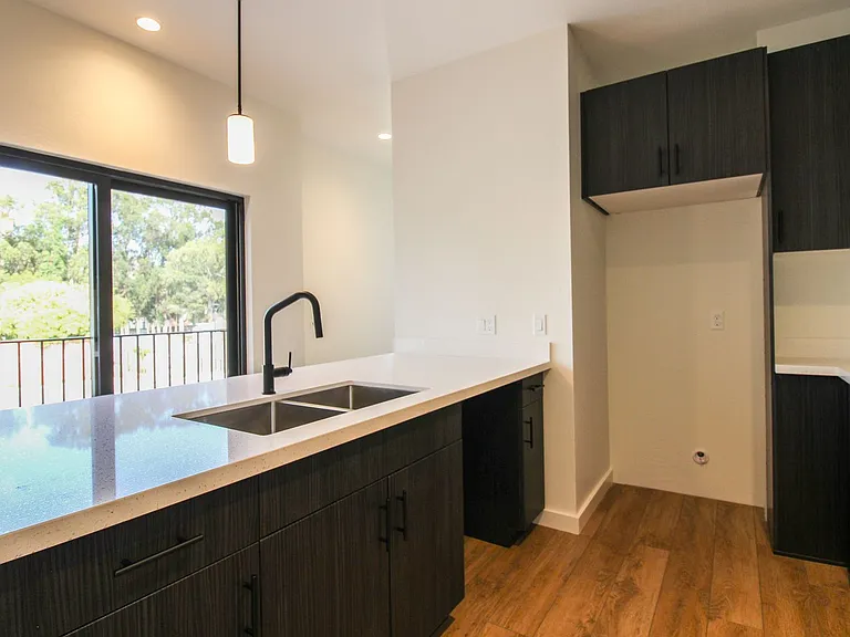 Newly Built Luxury Apartments in San Luis Obispo "Little Italy" — Photo 41