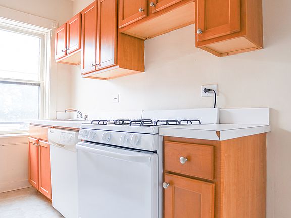 4th image of 1535 W Cornelia Ave Unit 1