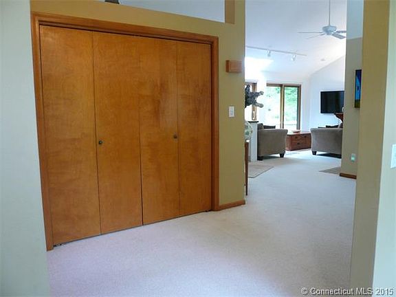 The large enter foyer has l...