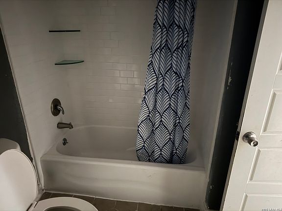 2nd image of 910 LAMAR ST