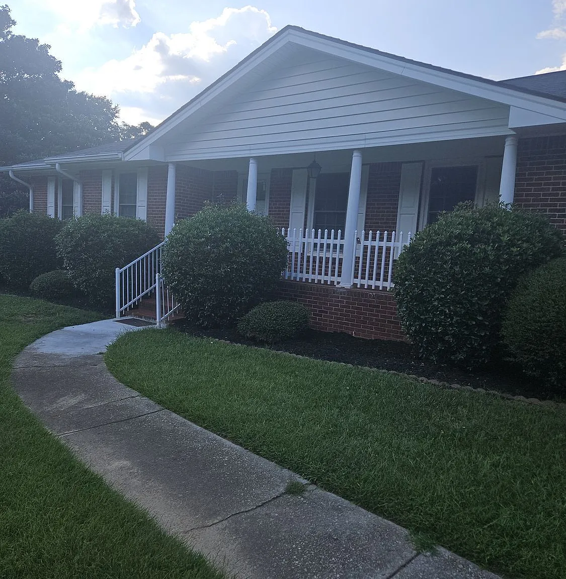 3 bed, 2.0 bath, 1800 sqft, $1,800 — Photo 2