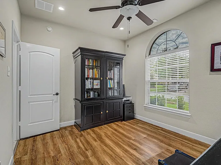 102 N Victoriana Cir — Photo 31