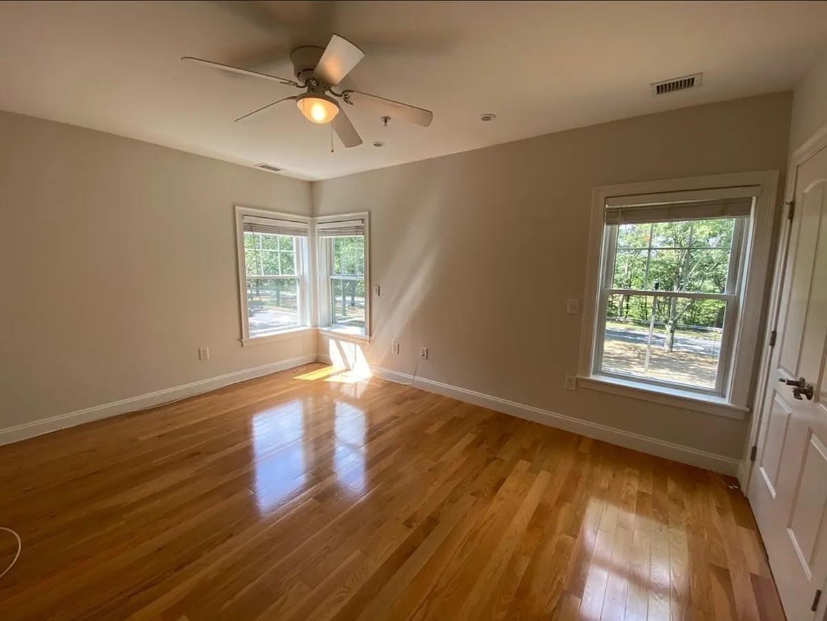 Building Photo - 990 Vfw Pkwy #304