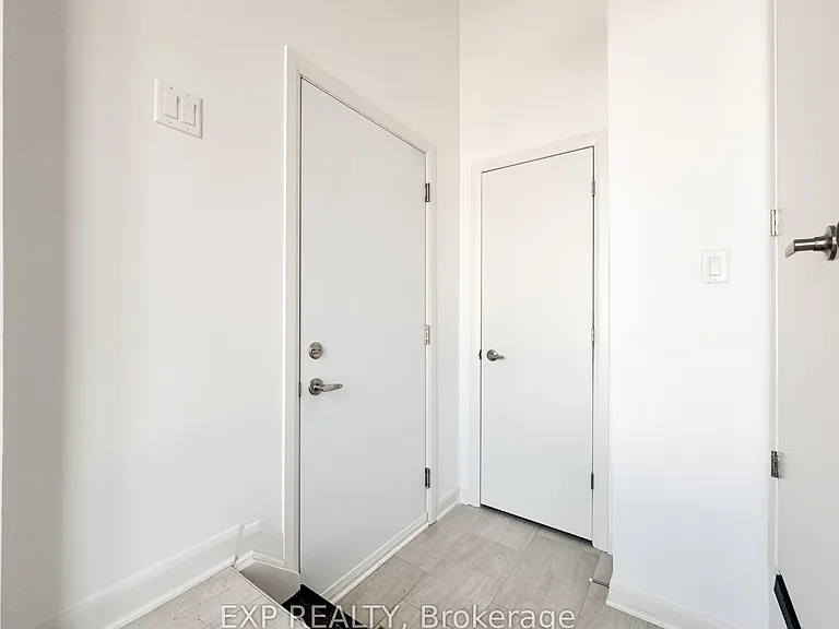 25 Fair Oaks Cres #E — Photo 5