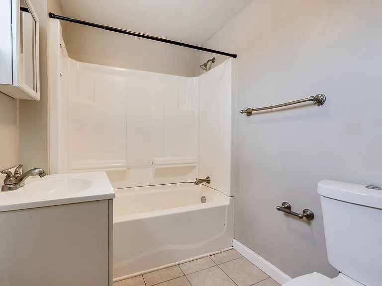 Great building with off street parking, views of the city, laundry on site! — Photo 34