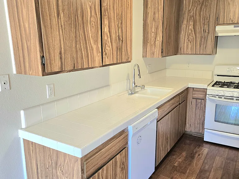 624 Thoreau Ln — Photo 4