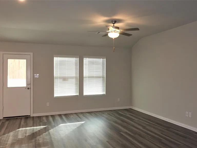 1806 Canyon Ln — Photo 6