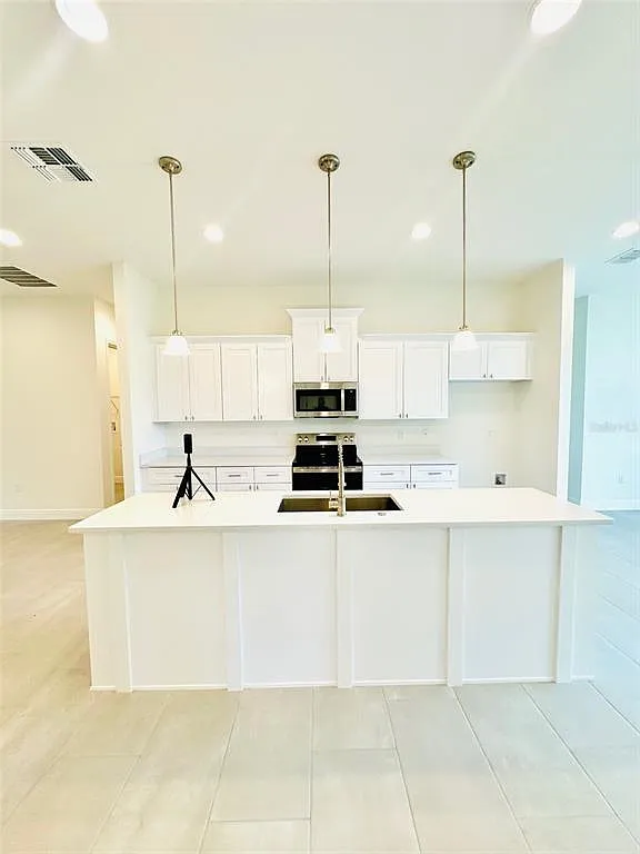 4 bed, 2.0 bath, 2600 sqft, $2,200 — Photo 4