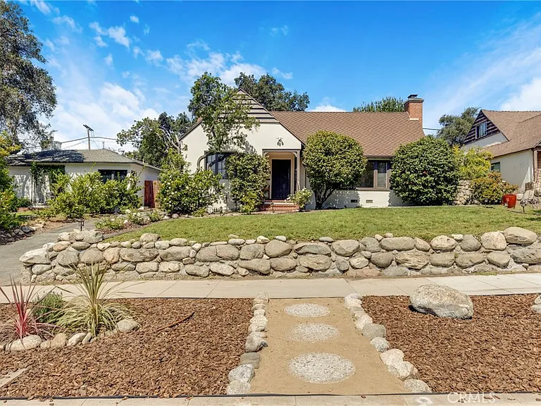 2151 N Altadena Dr — Photo 29