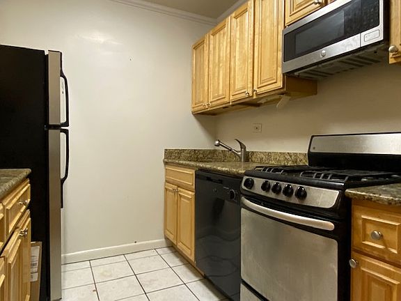 4th image of 310 W 55th St #19D