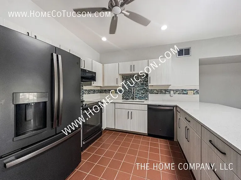 120 E Magee Rd — Photo 9