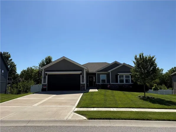 821 Cindy Ln, Raymore, MO 64083