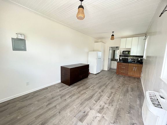 4th image of 2035 Bingham St #D