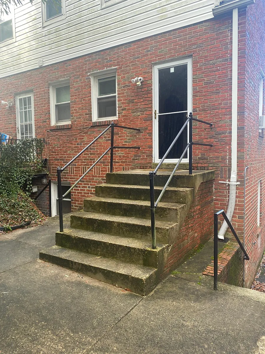 Private entrance - 302 Patterson Ct #4