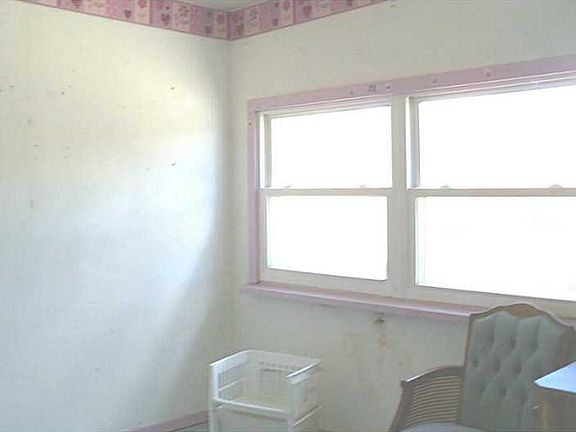 4th image of 224 E Elm St