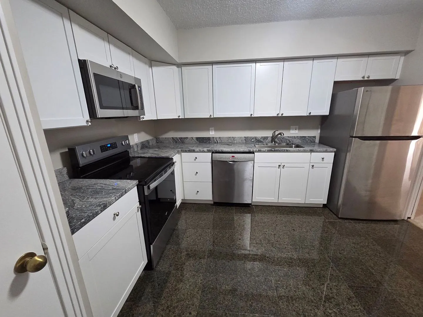 New Kitchen And New Bathroom Remodel -- Nice One Bed + One Bath In Luxury Secure Doorman Bldg — Photo 3