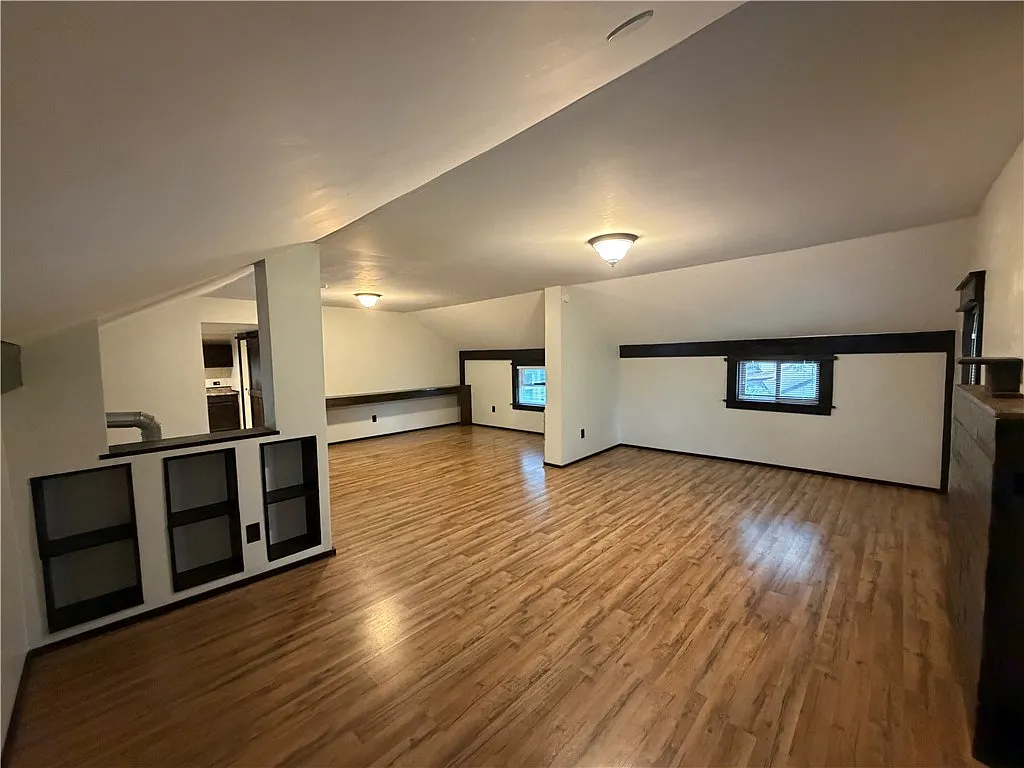 1 bed, 1.0 bath, 2031 sqft, $1,100 — Photo 4
