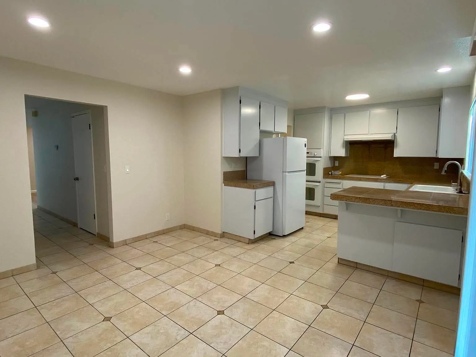 3 bed, 2.5 bath, 1600 sqft, $4,500 — Photo 3