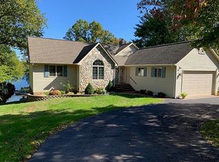 101 Sunset Point Dr, Moneta, VA 24121