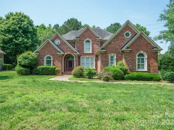 100 Woodwinds Dr, Mount Holly, NC 28120